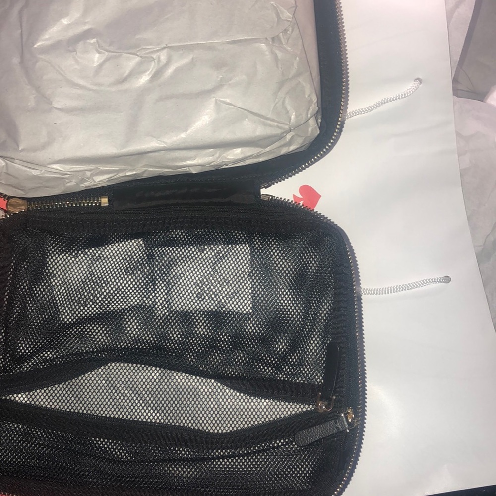♠️ ✈️ 👄 • 🔴 ♠️ KATE SPADE 🔴♠️• 1st Class Vibes… - Picture 3 of 5